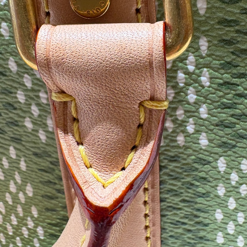 【現貨|聯名限定】Louis Vuitton Porte Documents Voyage 單肩斜挎包|綠色格紋 × 粉紅吊飾|日常通勤必備潮款-15