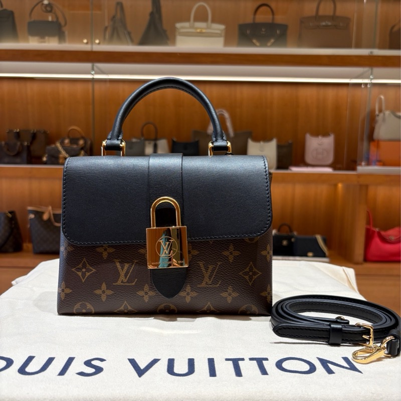 【現貨|鎖住你的品味】Louis Vuitton Locky BB|Monogram 經典老花 × 大鎖造型磁扣|斜背&手提雙用包-0