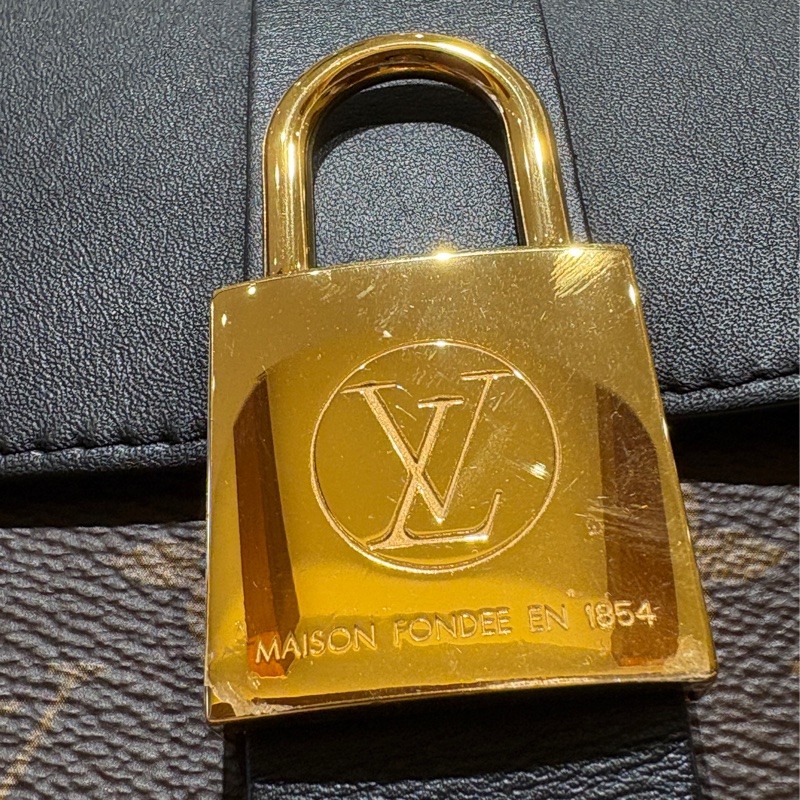 【現貨|鎖住你的品味】Louis Vuitton Locky BB|Monogram 經典老花 × 大鎖造型磁扣|斜背&手提雙用包-11