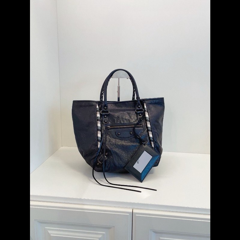 Balenciaga tote
限量滾邊soblack 機車包-0