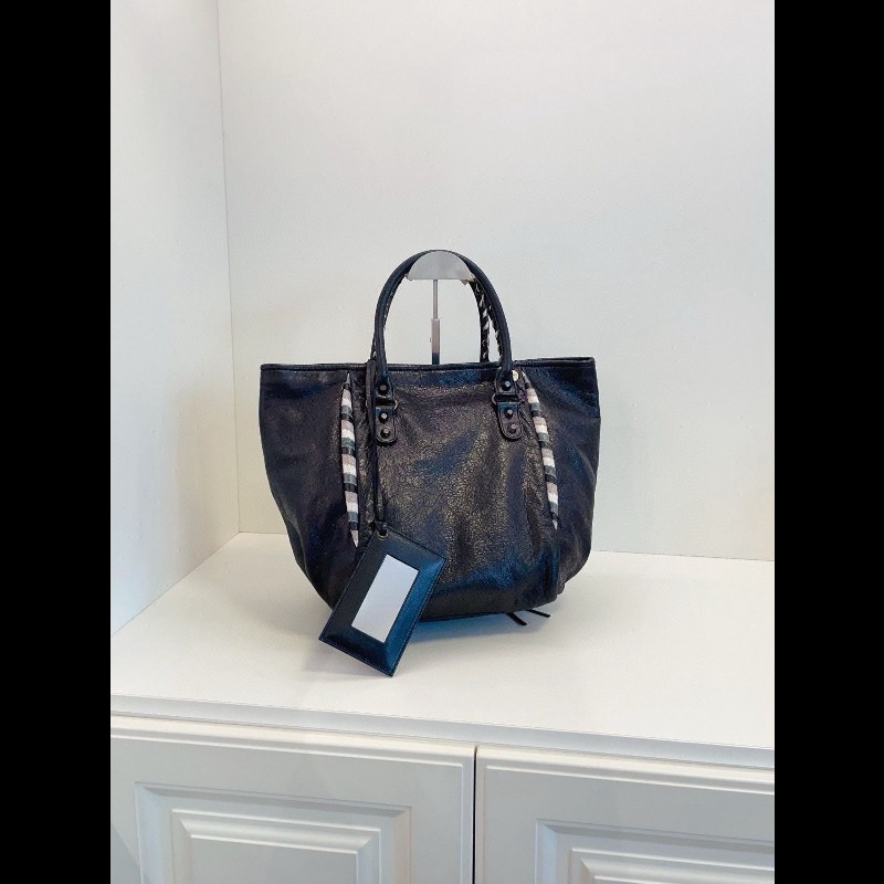 Balenciaga tote
限量滾邊soblack 機車包-1
