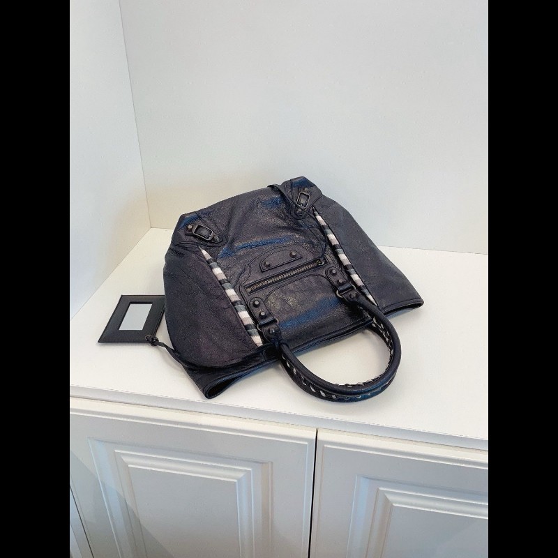 Balenciaga tote
限量滾邊soblack 機車包-2