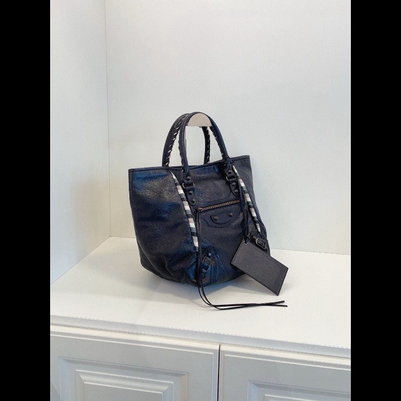 Balenciaga tote
限量滾邊soblack 機車包-3
