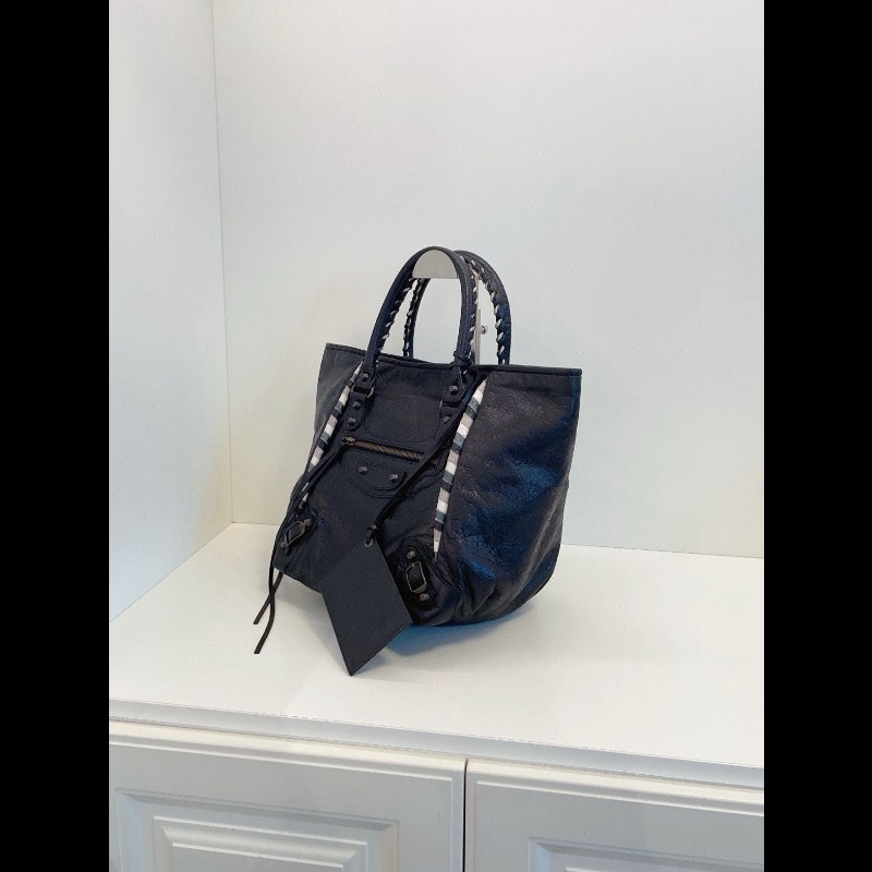 Balenciaga tote
限量滾邊soblack 機車包-4