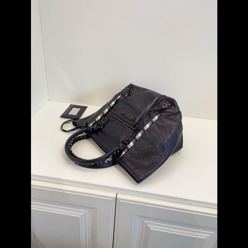 Balenciaga tote
限量滾邊soblack 機車包-7