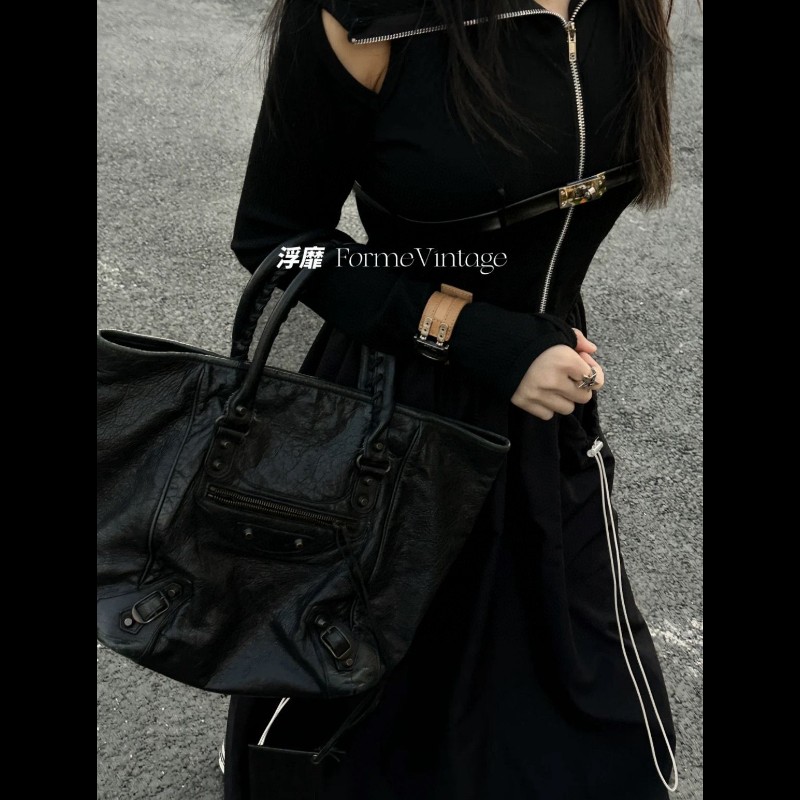 Balenciaga tote
限量滾邊soblack 機車包-9