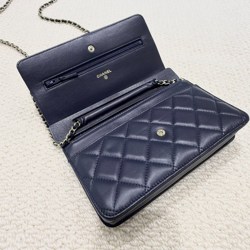 CHANEL - 深藍色羊皮霧金釦WOC-4