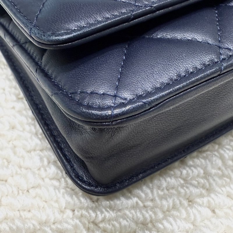 CHANEL - 深藍色羊皮霧金釦WOC-5