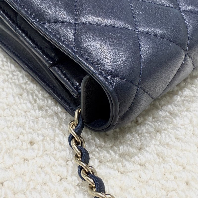 CHANEL - 深藍色羊皮霧金釦WOC-11