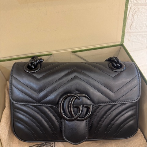 Gucci黑皮革黑雙G鏈包22