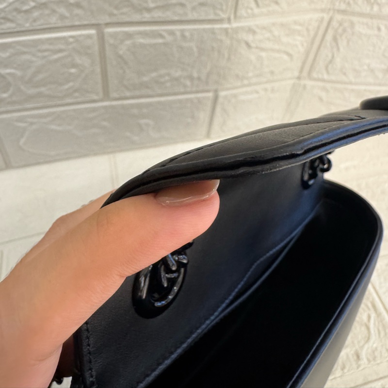 Gucci黑皮革黑雙G鏈包22-15