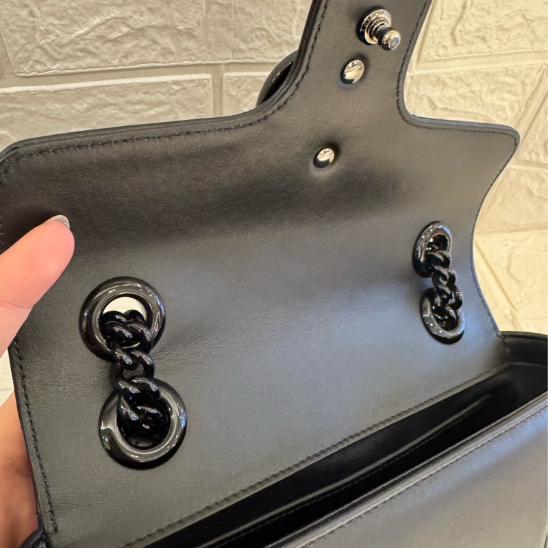 Gucci黑皮革黑雙G鏈包22-19