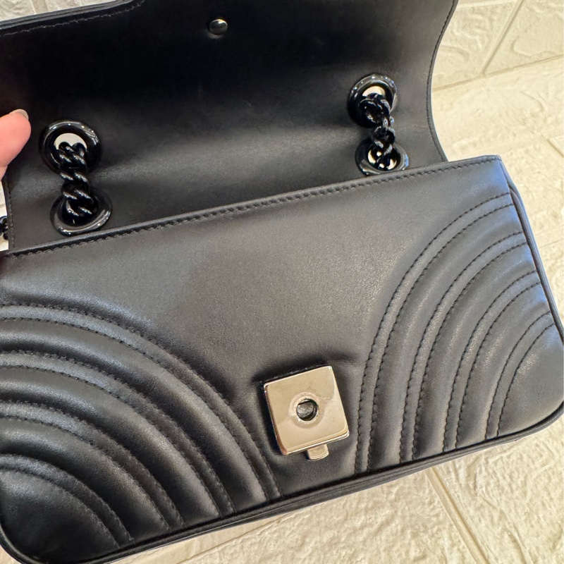 Gucci黑皮革黑雙G鏈包22-34