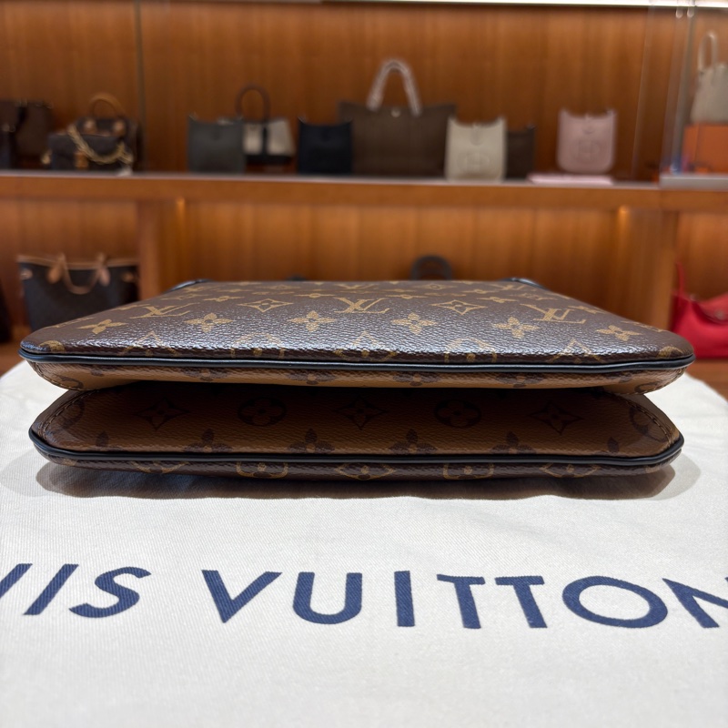 【現貨|精品新寵】Louis Vuitton Twinny 老花牛角包|Monogram 拼黑皮|鎖頭金屬釦設計|雙背帶肩背斜背兩用-2