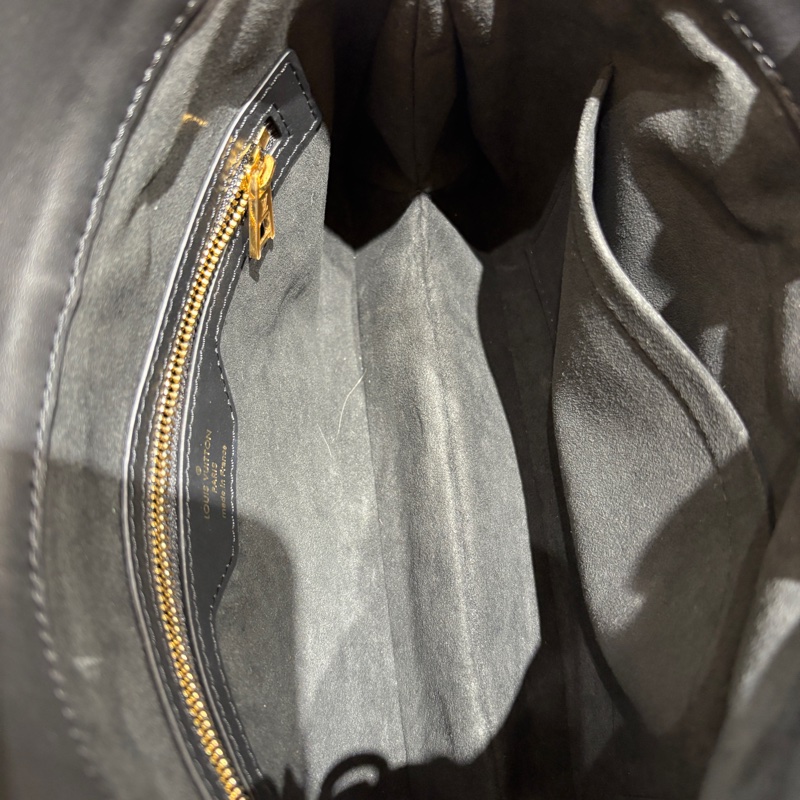 【現貨|精品新寵】Louis Vuitton Twinny 老花牛角包|Monogram 拼黑皮|鎖頭金屬釦設計|雙背帶肩背斜背兩用-9