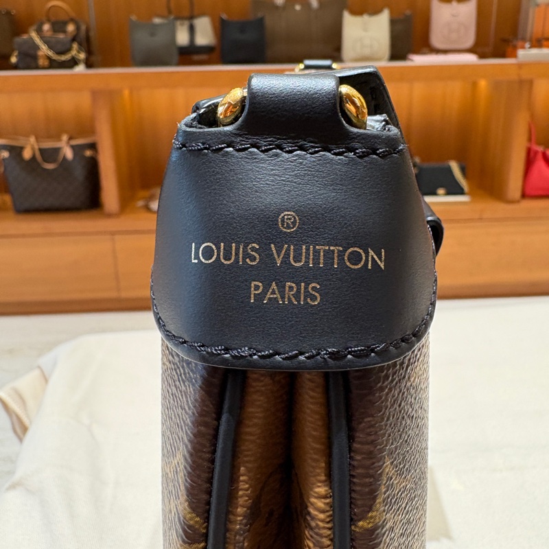 【現貨|精品新寵】Louis Vuitton Twinny 老花牛角包|Monogram 拼黑皮|鎖頭金屬釦設計|雙背帶肩背斜背兩用-12