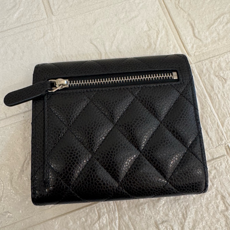 Chanel黑荔枝銀雙C釦式三折短夾-5