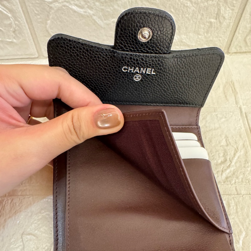 Chanel黑荔枝銀雙C釦式三折短夾-12