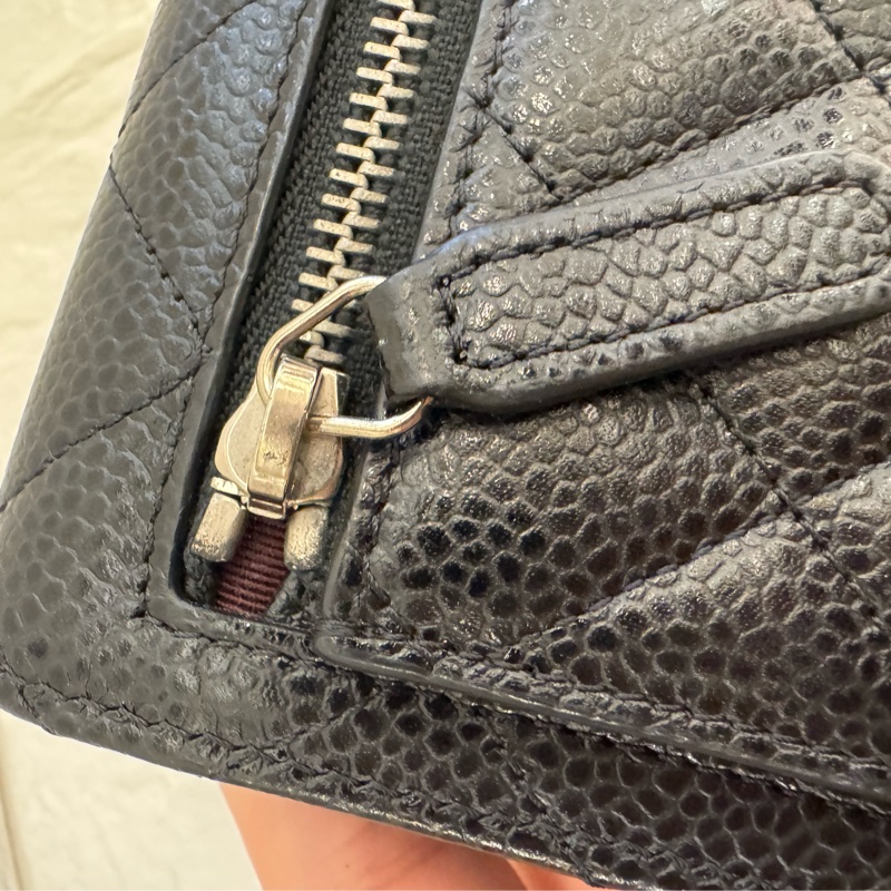 Chanel黑荔枝銀雙C釦式三折短夾-16