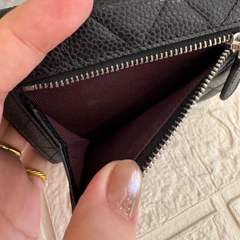 Chanel黑荔枝銀雙C釦式三折短夾-17