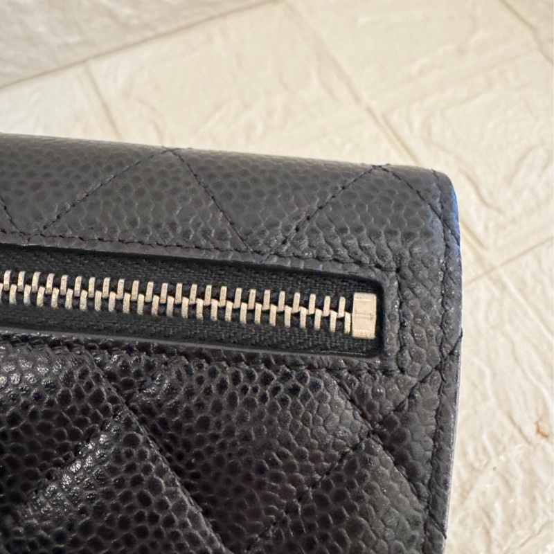 Chanel黑荔枝銀雙C釦式三折短夾-20