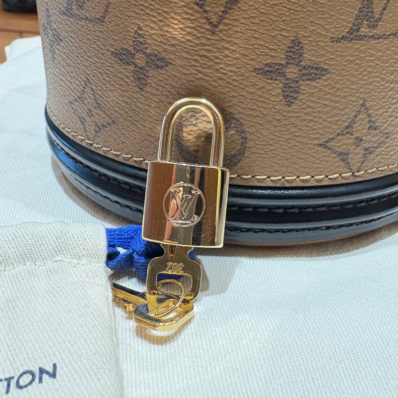 【台中現貨,極新保存】Louis Vuitton CANNES 雙色老花圓桶包|復古化妝箱造型|鎖頭吊飾|手提/肩背/斜背三用-10