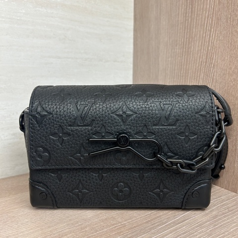 LV 黑牛皮壓紋steamer斜背包