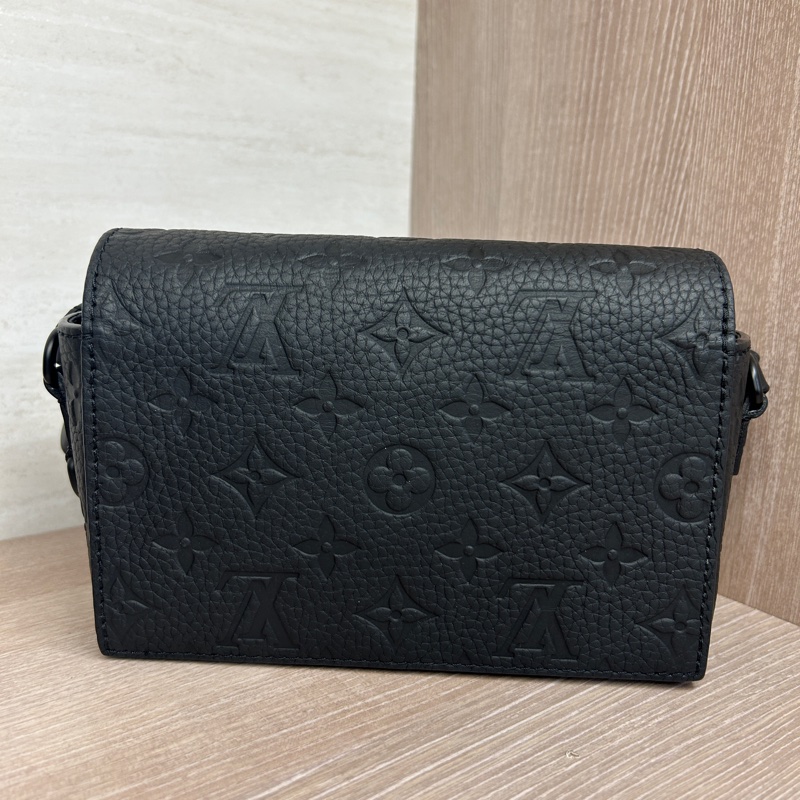 LV 黑牛皮壓紋steamer斜背包-1