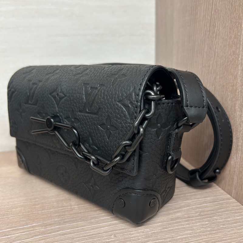 LV 黑牛皮壓紋steamer斜背包-2