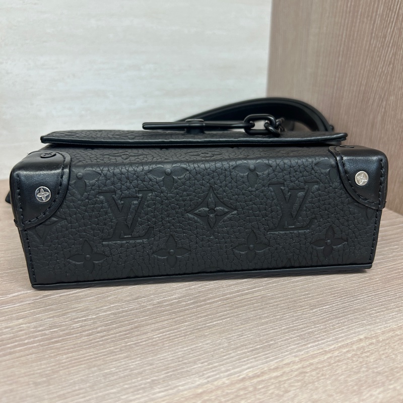 LV 黑牛皮壓紋steamer斜背包-4