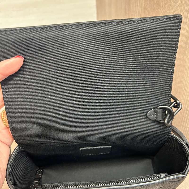 LV 黑牛皮壓紋steamer斜背包-5