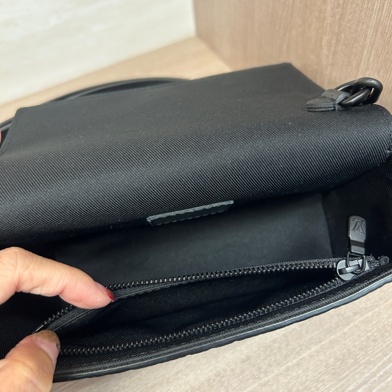 LV 黑牛皮壓紋steamer斜背包-6