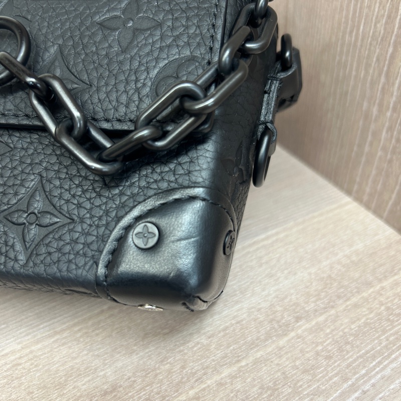 LV 黑牛皮壓紋steamer斜背包-7
