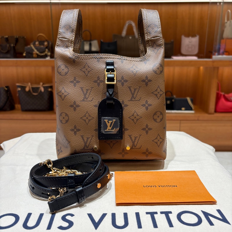 【台中現貨,經典再升級】Louis Vuitton Atlantis BB 手提斜背包|Monogram老花 × 黑皮革拼接|可甜可帥的精品日常|極新保存-0