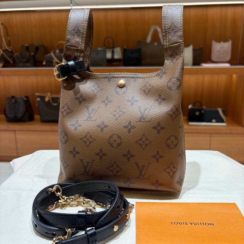 【台中現貨,經典再升級】Louis Vuitton Atlantis BB 手提斜背包|Monogram老花 × 黑皮革拼接|可甜可帥的精品日常|極新保存-1