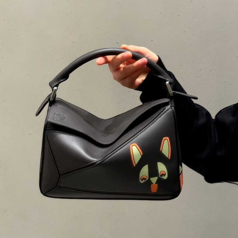 🎊佳節特賣🎁Loewe 小款皮革限量 Futurist Cats Puzzle 包-1