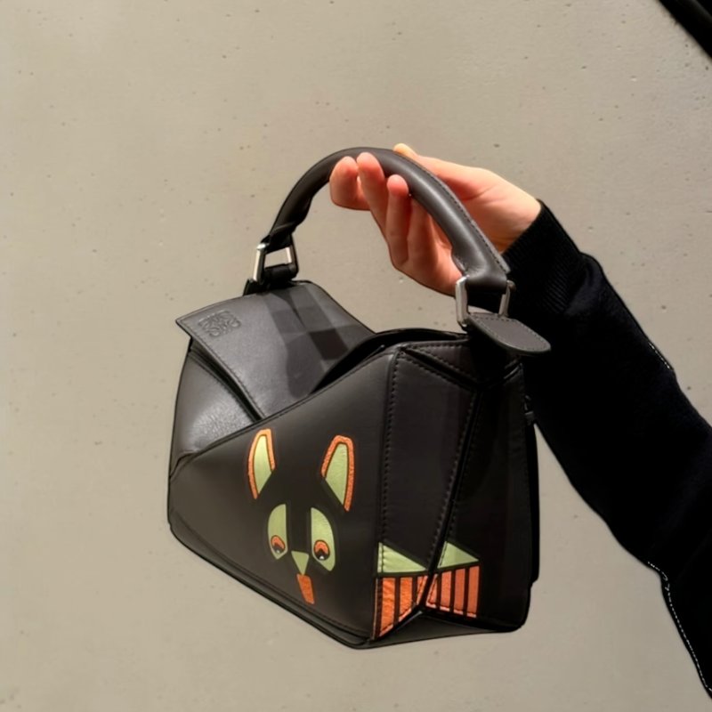 🎊佳節特賣🎁Loewe 小款皮革限量 Futurist Cats Puzzle 包-2