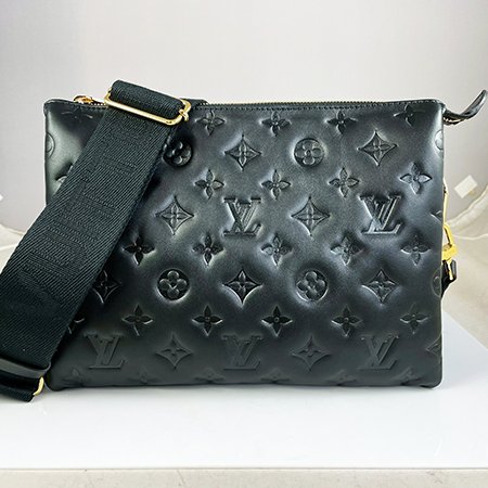 *奢華大道國際精品*【L3403】LV 黑色羊皮壓紋 COUSSIN 肩背/斜背兩用包 (PM) M57790-1