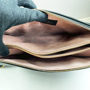 *奢華大道國際精品*【L3403】LV 黑色羊皮壓紋 COUSSIN 肩背/斜背兩用包 (PM) M57790-6