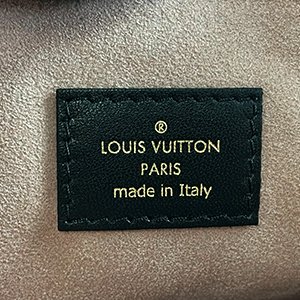 *奢華大道國際精品*【L3403】LV 黑色羊皮壓紋 COUSSIN 肩背/斜背兩用包 (PM) M57790-7