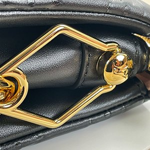 *奢華大道國際精品*【L3403】LV 黑色羊皮壓紋 COUSSIN 肩背/斜背兩用包 (PM) M57790-9