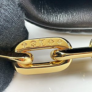 *奢華大道國際精品*【L3403】LV 黑色羊皮壓紋 COUSSIN 肩背/斜背兩用包 (PM) M57790-10