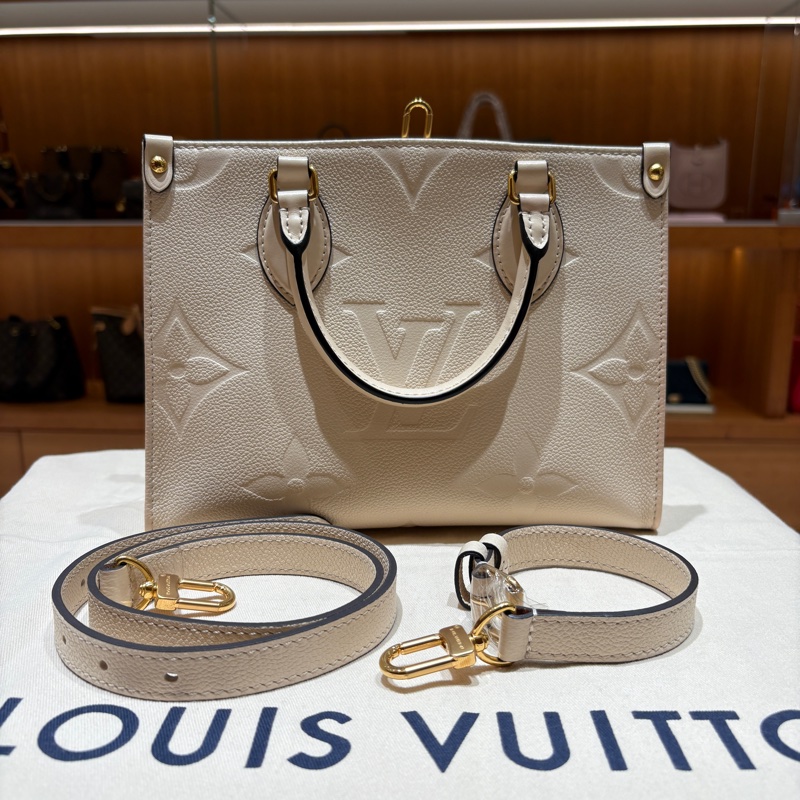 【台中現貨,質感升級】Louis Vuitton OnTheGo MM 白色壓紋托特包|Monogram Empreinte 皮革|雙背帶設計|商務優雅兩相宜-1