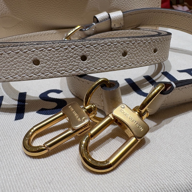 【台中現貨,質感升級】Louis Vuitton OnTheGo MM 白色壓紋托特包|Monogram Empreinte 皮革|雙背帶設計|商務優雅兩相宜-2