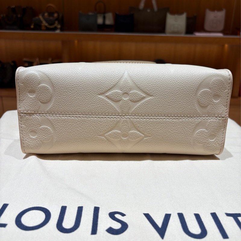 【台中現貨,質感升級】Louis Vuitton OnTheGo MM 白色壓紋托特包|Monogram Empreinte 皮革|雙背帶設計|商務優雅兩相宜-5