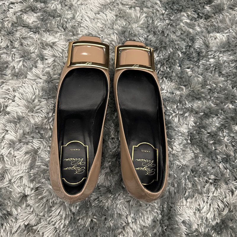 Roger Vivier 4.5公分高跟鞋,經典奶茶色,僅穿過一兩次,很新,附原廠鞋袋鞋盒-1