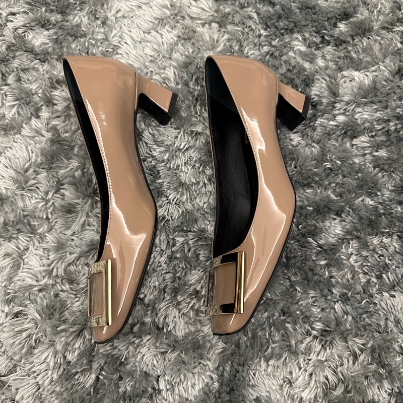 Roger Vivier 4.5公分高跟鞋,經典奶茶色,僅穿過一兩次,很新,附原廠鞋袋鞋盒-3