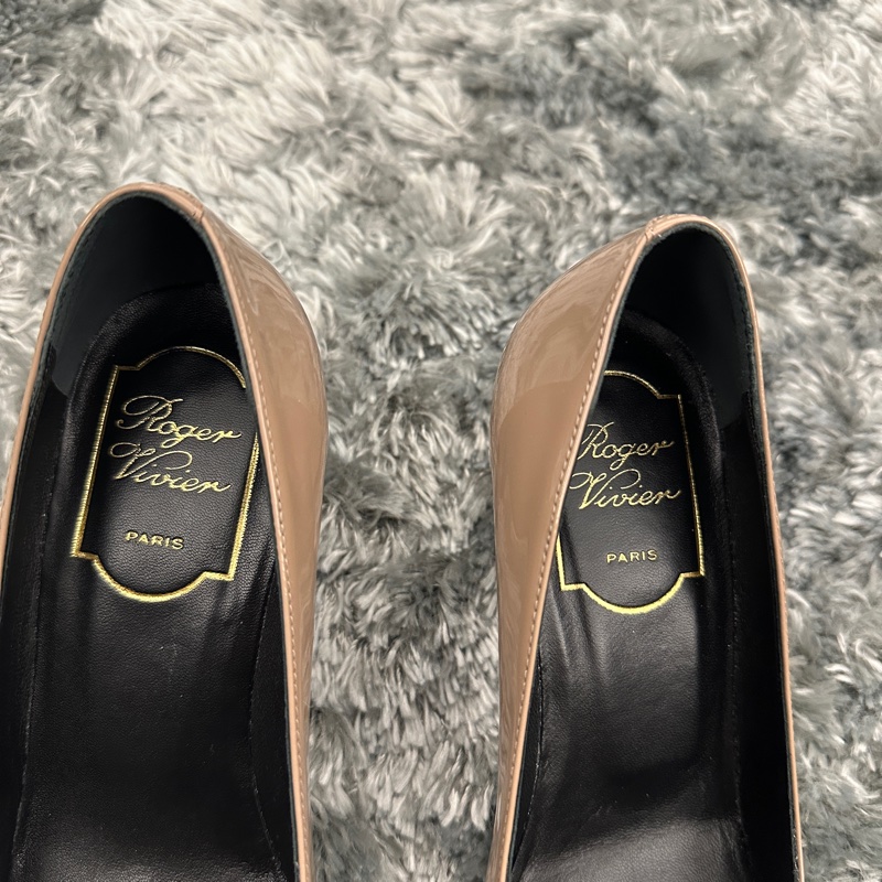 Roger Vivier 4.5公分高跟鞋,經典奶茶色,僅穿過一兩次,很新,附原廠鞋袋鞋盒-5