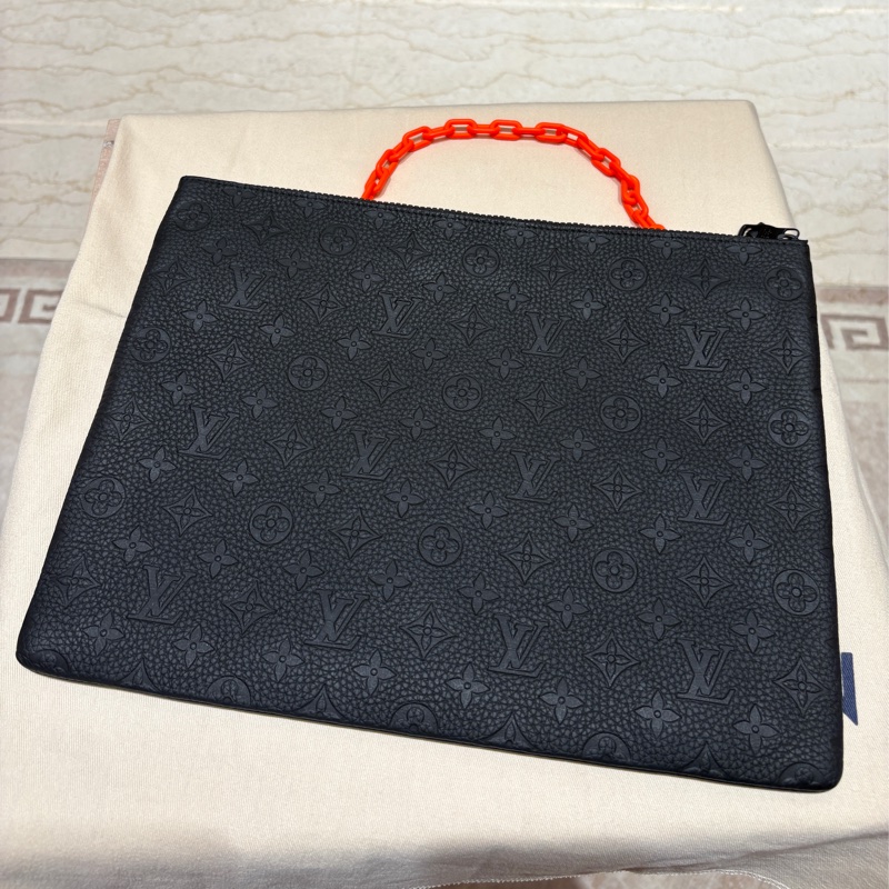 【限量收藏、時尚焦點】Louis Vuitton Virgil Abloh 黑色壓紋手拿包|紅色鏈帶設計|男士潮流單品|精品等級質感手包-0
