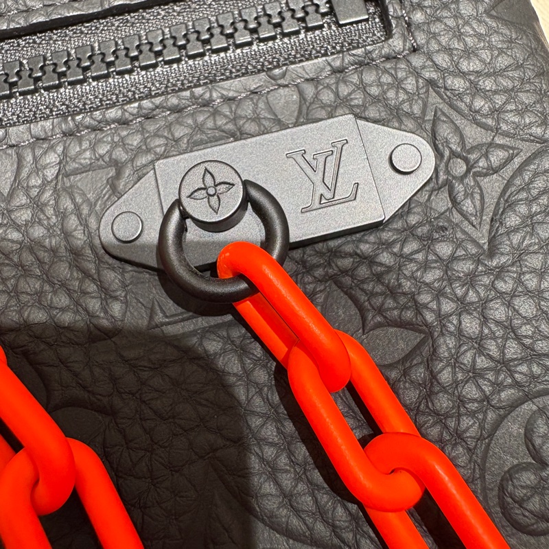【限量收藏、時尚焦點】Louis Vuitton Virgil Abloh 黑色壓紋手拿包|紅色鏈帶設計|男士潮流單品|精品等級質感手包-1
